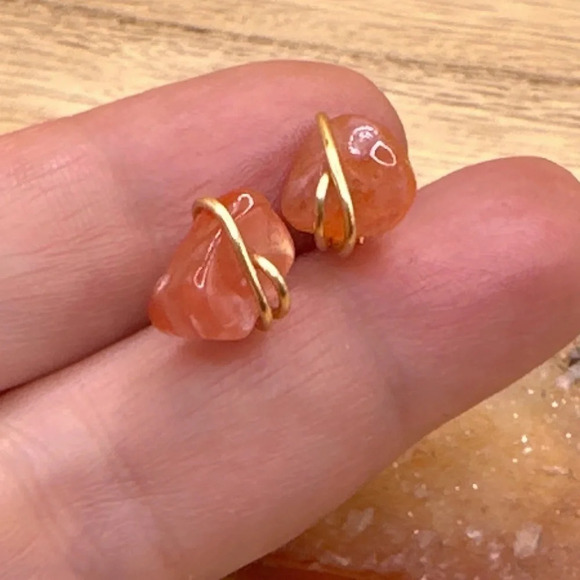 Minimalist carnelian stud earrings in gold/dainty jewelry/colorful/handmade - Picture 1 of 5